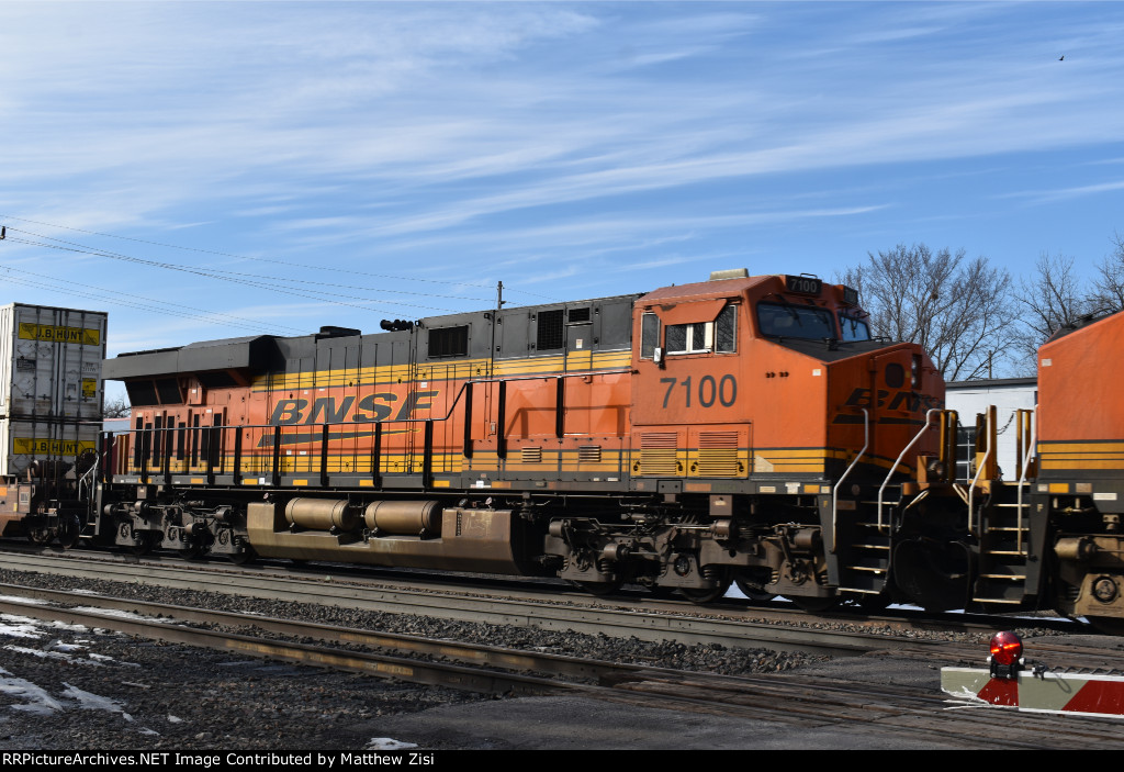 BNSF 7100